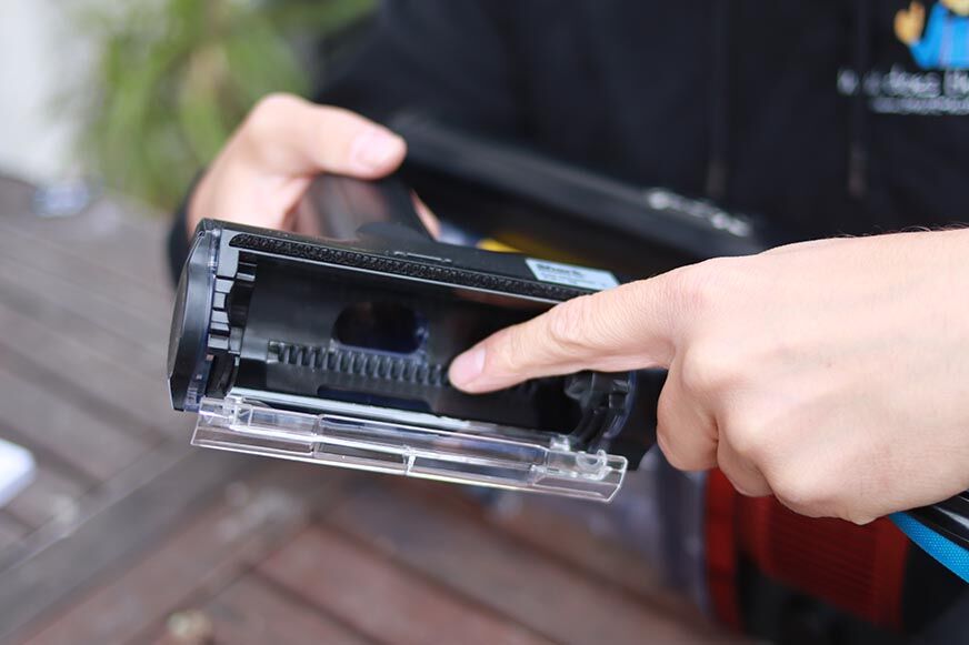 You can see the Anti Hair Wrap technology of the Turbo Brush of the True Pet variant.